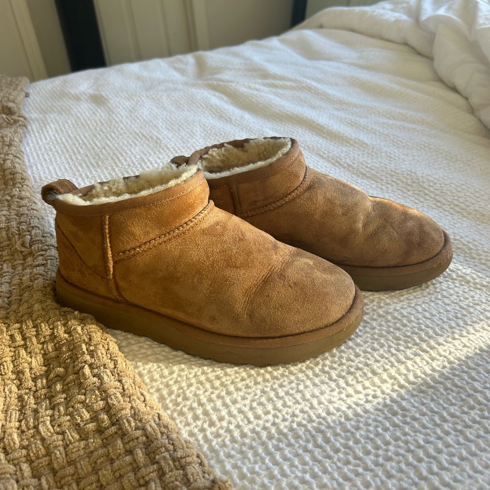 FAIRLY NEW!! Chestnut Classic Ultra Mini Uggs.